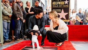 Adam Levine odhalil hviezdu na chodníku slávy. Prvýkrát ukázal dcérku