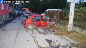 Troch mladíkov zastavil až náraz do elektrického stĺpa. Divoká jazda si vyžiadala život jedného z nich