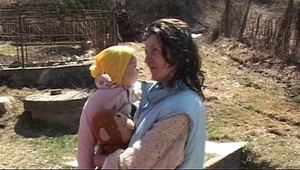 Chlapec (10) sa bojí matky (38), vraj po ňom hodila sekeru