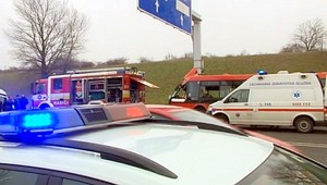 Nehodu autobusu, ktorý v Lamači nabúral do stĺpa, nasnímala kamera