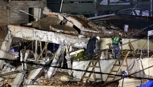 Záchranári našli v zrútenej škole živé dievča