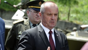 Opozícia vyzýva premiéra Pellegriniho: Ministra obrany treba odvolať