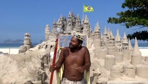 FOTO: Bezdomovec kráľom. Muž žije v pieskovom hrade už 22 rokov