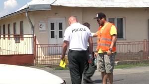 Chlapec ušiel z detského domova. Len čo vyšiel z dverí, vbehol pod idúce auto