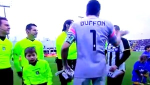 Buffon facol Di Natalemu! Obaja majú po 37, akurát že Gianluigi je o 21 cm vyšší...