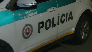 Policajné auto sa zrazilo s osobným vozidlom, troch ľudí previezli do nemocnice