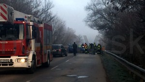 Pri tragickej nehode pri Štúrove zomreli dvaja robotníci, päť ľudí sa zranilo