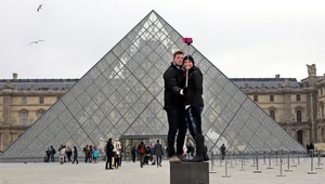 Parížske múzeá chcú zakázať selfie držiaky