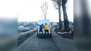 Hazardovanie so životom: Dvaja tínedžeri sa vozili na zadnom nárazníku dodávky