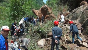 Zosuvy pôdy zasypali viac ako 140 ľudí