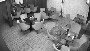 Muž sa vlámal do podniku, pri popíjaní tam zaspal