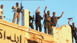 Luxus v rukách rebelov. Už majú parfumy, šable aj drahé šaty