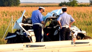 Mŕtva Slovenka aj dvaja policajti. Autobus vpálil do policajného auta