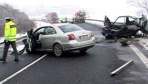 Zrážka sa skončila tragédiou. Jedno z áut začalo horieť!