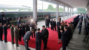 Kimov obrnený vlak má aj vlastnú raketovú obranu. Jeho otec v ňom našiel smrť