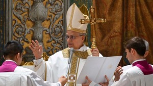 V Sixtínskej kaplnke zaznela prvá kázeň nového pápeža, kardináli ju ocenili potleskom