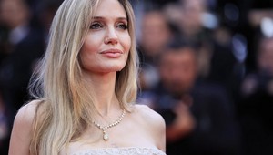 Po päťdesiatke radikálne zmenila imidž: Z Angeliny Jolie je platinová blondína s mikádom!