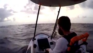 Atlantik preplával na šlapadle. Po ceste sa živil iba jedlom po záruke