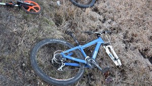 Neopatrná jazda 14-ročného cyklistu. Vbehol autu pod kolesá