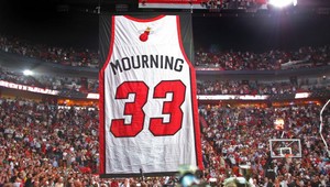 Jazzmani v záveroch relaxujú, Mourningov dres išiel k nebu