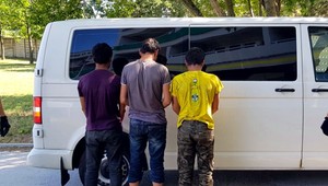 Migrantov, ktorých našli medzi melónmi, rozdelili. Jedného z nich vyhostia