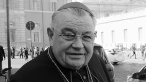 Stovky ľudí sa rozlúčili s kardinálom Dukom. Nad katedrálou preleteli lietadlá v tvare kríža