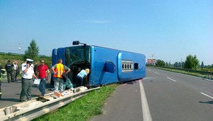 Pri Bratislave sa prevrátil autobus. Vodič (†52) je mŕtvy, 33 zranených