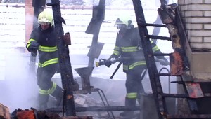 Babke horela strecha nad hlavou, zachránil ju vlastný syn