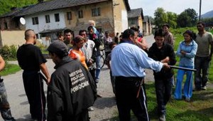 Rómovia chcú odvetu! Zastavujú autá s rýľmi