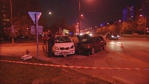 Pri nehode troch áut takmer zdemolovaný panelák