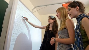 Učitelia nútili gymnazistov umývať WC a rozjímať s Bohom!