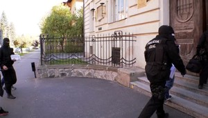 Razie na západnom Slovensku. Policajti držia informácie v tajnosti