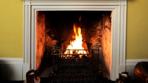 Žena hodila do krbu spolu s drevom granát