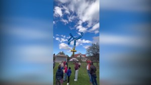 Symbolický ruženec z balónov nad Humenným: Deti poslali prosby Panne Márii