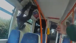 Muž sa dal na útek pred revízorom veľmi nezvyčajným spôsobom