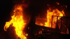 Plamene z horiaceho auta zachvátili predajňu a ďalšie autá