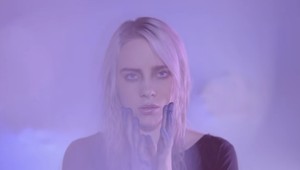 Nahé ženy, prsia... Speváčka prišla o tisíce fanúšikov a otvorila otázku o svojej sexuálnej orientácii!