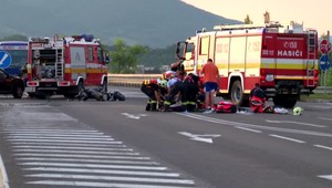 Hasiči zachraňovali 29-ročného kolegu. Na motorke vpálil do auta