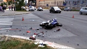 Motorkár narazil vo vysokej rýchlosti! Bojuje o život