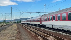 Pri Pezinku rýchlik zrazil ženu, ktorá zastala na koľajisku a nereagovala na trúbenie