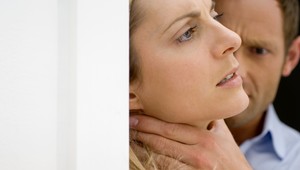 Po strašnom manželstve ešte horší priateľ. Annu (49) surovo bil