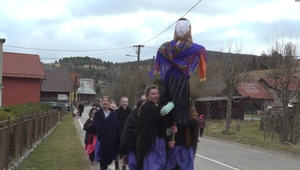 Veriaci sa lúčili so zimou: Do potoka hádzali Morenu