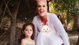 Známa herečka ako 54-ročná porodila, teraz ukázala opäť dokonalú figúru, aj mladého manžela!