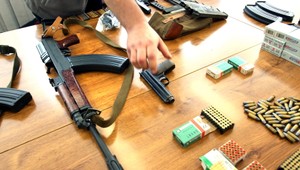 Samopal v kufri. Zadržali obchodníka so zbraňami