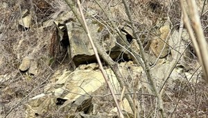 Mimoriadna situácia: Zosuvy pôdy v obci ohrozujú stovky obyvateľov