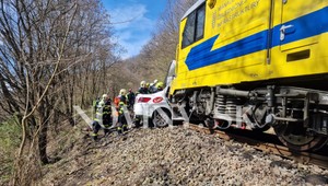 FOTO: Obrovské nešťastie na trati. Zrazil sa vlak s taxíkom