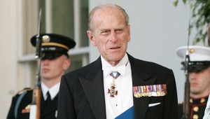 Britský princ Philip "ovláda" ovládač televízorov s baterkou v zuboch