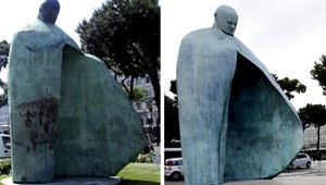 FOTOGALÉRIA. V Ríme opäť odhalili spornú sochu Jána Pavla II.