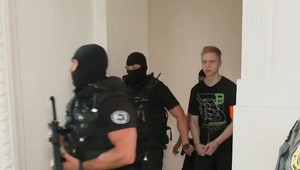 Samuela, ktorý dobodal na gymnáziu zástupkyňu a spolužiačku, priviedli pred súd