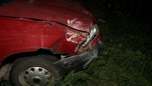 Vozidlo zrazilo chodca. Stačilo málo a skončil by pod kolesami aj chlapec